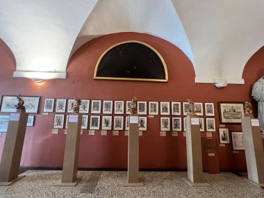 PRAG, CZECH REPUBLIC - 8 Temmuz 2022 'de Çek Cumhuriyeti' nin Prag kentindeki Charles Köprüsü Müzesi.