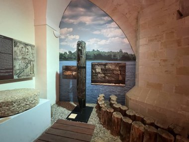 PRAG, CZECH REPUBLIC - 8 Temmuz 2022 'de Çek Cumhuriyeti' nin Prag kentindeki Charles Köprüsü Müzesi.