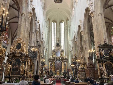 PRAG, CZECH CUBLIC - 6 Temmuz 2022 'de Çek Cumhuriyeti' nin Prag kentinde Tyn 'den önceki Meryem Kilisesi.