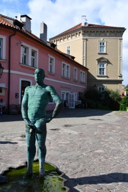 PRAG, CZECH REPUBLIC - 8 Temmuz 2022 'de Çek Cumhuriyeti' nin Prag kentindeki Franz Kafka Müzesi 'nin önünde David Cerny' nin İşeme Heykelleri Gururlu.