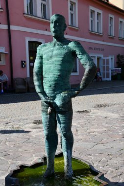 PRAG, CZECH REPUBLIC - 8 Temmuz 2022 'de Çek Cumhuriyeti' nin Prag kentindeki Franz Kafka Müzesi 'nin önünde David Cerny' nin İşeme Heykelleri Gururlu.