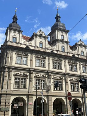 PRAG, CZECH Cumhuriyet - 8 Temmuz 2022 'de Çek Cumhuriyeti' nin Prag kentindeki Küçük Kasaba Meydanı (Malostranske Meydanı).