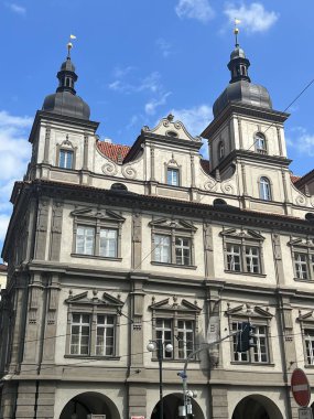 PRAG, CZECH Cumhuriyet - 8 Temmuz 2022 'de Çek Cumhuriyeti' nin Prag kentindeki Küçük Kasaba Meydanı (Malostranske Meydanı).