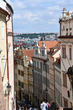 PRAG, CZECH REPUBLIC - 8 Temmuz 2022 'de Çek Cumhuriyeti Prag Şatosu' ndaki Eski Kale Merdivenleri.