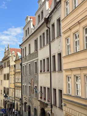 PRAG, CZECH REPUBLIC - 8 Temmuz 2022 'de Çek Cumhuriyeti Prag Şatosu' ndaki Eski Kale Merdivenleri.