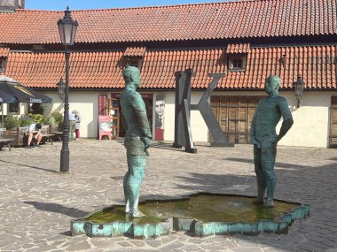 PRAG, CZECH REPUBLIC - 8 Temmuz 2022 'de Çek Cumhuriyeti' nin Prag kentindeki Franz Kafka Müzesi 'nin önünde David Cerny' nin İşeme Heykelleri Gururlu.
