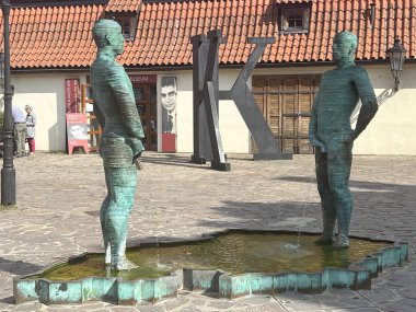 PRAG, CZECH REPUBLIC - 8 Temmuz 2022 'de Çek Cumhuriyeti' nin Prag kentindeki Franz Kafka Müzesi 'nin önünde David Cerny' nin İşeme Heykelleri Gururlu.