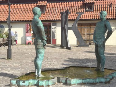 PRAG, CZECH REPUBLIC - 8 Temmuz 2022 'de Çek Cumhuriyeti' nin Prag kentindeki Franz Kafka Müzesi 'nin önünde David Cerny' nin İşeme Heykelleri Gururlu.