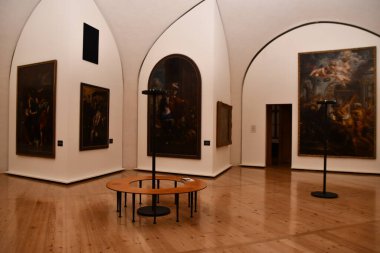 PRAG, CZECH REPUBLIC - 8 Temmuz 2022 'de Çek Cumhuriyeti' nin Prag kentindeki Ulusal Galeri binalarının bir parçası olan Schwarzenberg Sarayı 'ndaki Eski Master Galerisi.