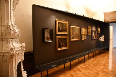 PRAG, CZECH REPUBLIC - 8 Temmuz 2022 'de Çek Cumhuriyeti' nin Prag kentindeki Ulusal Galeri binalarının bir parçası olan Schwarzenberg Sarayı 'ndaki Eski Master Galerisi.