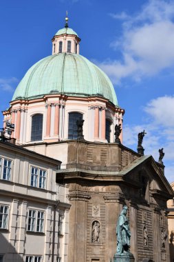 PRAG, CZECH Cumhuriyet - 8 Temmuz 2022 'de Çek Cumhuriyeti' nin Prag kentindeki Assisi Kilisesi 'nin Aziz Francis' i.