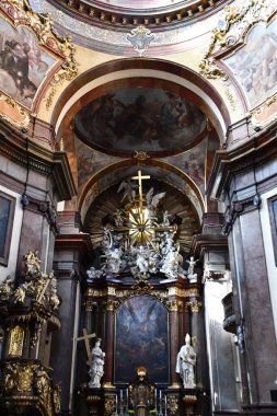 PRAG, CZECH Cumhuriyet - 8 Temmuz 2022 'de Çek Cumhuriyeti' nin Prag kentindeki Assisi Kilisesi 'nin Aziz Francis' i.