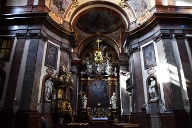 PRAG, CZECH Cumhuriyet - 8 Temmuz 2022 'de Çek Cumhuriyeti' nin Prag kentindeki Assisi Kilisesi 'nin Aziz Francis' i.