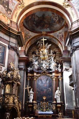 PRAG, CZECH Cumhuriyet - 8 Temmuz 2022 'de Çek Cumhuriyeti' nin Prag kentindeki Assisi Kilisesi 'nin Aziz Francis' i.