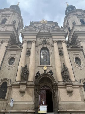 PRAG, CZECH CUBLIC - 8 Temmuz 2022 'de Çek Cumhuriyeti' nin Prag kentindeki Aziz Nicholas Kilisesi.