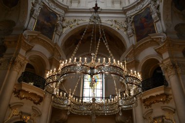 PRAG, CZECH CUBLIC - 8 Temmuz 2022 'de Çek Cumhuriyeti' nin Prag kentindeki Aziz Nicholas Kilisesi.