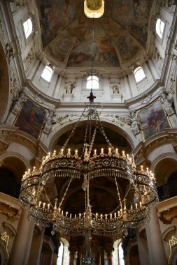 PRAG, CZECH CUBLIC - 8 Temmuz 2022 'de Çek Cumhuriyeti' nin Prag kentindeki Aziz Nicholas Kilisesi.