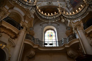 PRAG, CZECH CUBLIC - 8 Temmuz 2022 'de Çek Cumhuriyeti' nin Prag kentindeki Aziz Nicholas Kilisesi.