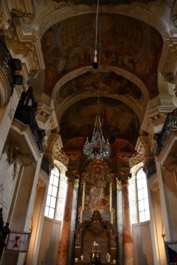 PRAG, CZECH CUBLIC - 8 Temmuz 2022 'de Çek Cumhuriyeti' nin Prag kentindeki Aziz Nicholas Kilisesi.