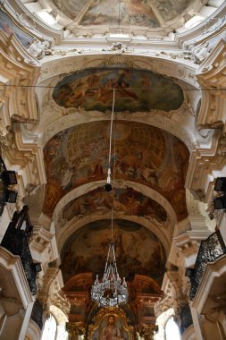 PRAG, CZECH CUBLIC - 8 Temmuz 2022 'de Çek Cumhuriyeti' nin Prag kentindeki Aziz Nicholas Kilisesi.