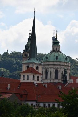 PRAG, CZECH CUBLIC - 8 Temmuz 2022 'de Çek Cumhuriyeti' nin Prag kentindeki Aziz Nicholas Kilisesi.