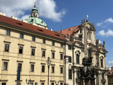 PRAG, CZECH CUBLIC - 8 Temmuz 2022 'de Çek Cumhuriyeti' nin Prag kentindeki Aziz Nicholas Kilisesi.