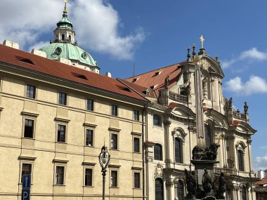 PRAG, CZECH CUBLIC - 8 Temmuz 2022 'de Çek Cumhuriyeti' nin Prag kentindeki Aziz Nicholas Kilisesi.