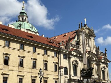 PRAG, CZECH CUBLIC - 8 Temmuz 2022 'de Çek Cumhuriyeti' nin Prag kentindeki Aziz Nicholas Kilisesi.