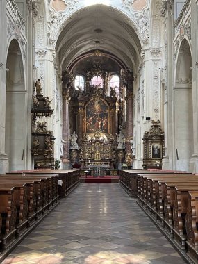 PRAG, CZECH REPUBLIC - 8 Temmuz 2022 'de Çek Cumhuriyeti' nin Prag kentindeki Charles Köprüsü 'ndeki St. Salvator Kilisesi.