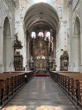 PRAG, CZECH REPUBLIC - 8 Temmuz 2022 'de Çek Cumhuriyeti' nin Prag kentindeki Charles Köprüsü 'ndeki St. Salvator Kilisesi.