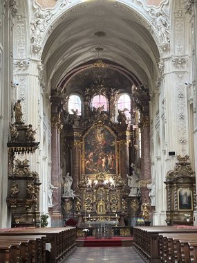 PRAG, CZECH REPUBLIC - 8 Temmuz 2022 'de Çek Cumhuriyeti' nin Prag kentindeki Charles Köprüsü 'ndeki St. Salvator Kilisesi.