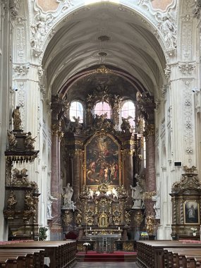 PRAG, CZECH REPUBLIC - 8 Temmuz 2022 'de Çek Cumhuriyeti' nin Prag kentindeki Charles Köprüsü 'ndeki St. Salvator Kilisesi.