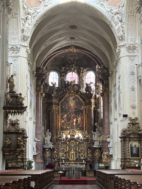 PRAG, CZECH REPUBLIC - 8 Temmuz 2022 'de Çek Cumhuriyeti' nin Prag kentindeki Charles Köprüsü 'ndeki St. Salvator Kilisesi.