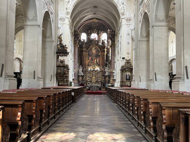 PRAG, CZECH REPUBLIC - 8 Temmuz 2022 'de Çek Cumhuriyeti' nin Prag kentindeki Charles Köprüsü 'ndeki St. Salvator Kilisesi.