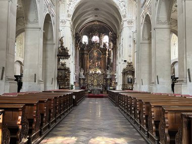 PRAG, CZECH REPUBLIC - 8 Temmuz 2022 'de Çek Cumhuriyeti' nin Prag kentindeki Charles Köprüsü 'ndeki St. Salvator Kilisesi.