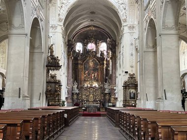 PRAG, CZECH REPUBLIC - 8 Temmuz 2022 'de Çek Cumhuriyeti' nin Prag kentindeki Charles Köprüsü 'ndeki St. Salvator Kilisesi.