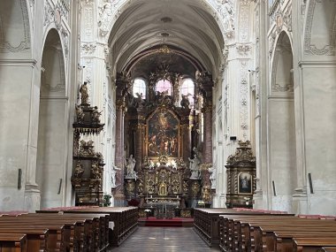 PRAG, CZECH REPUBLIC - 8 Temmuz 2022 'de Çek Cumhuriyeti' nin Prag kentindeki Charles Köprüsü 'ndeki St. Salvator Kilisesi.