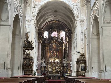 PRAG, CZECH REPUBLIC - 8 Temmuz 2022 'de Çek Cumhuriyeti' nin Prag kentindeki Charles Köprüsü 'ndeki St. Salvator Kilisesi.