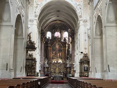 PRAG, CZECH REPUBLIC - 8 Temmuz 2022 'de Çek Cumhuriyeti' nin Prag kentindeki Charles Köprüsü 'ndeki St. Salvator Kilisesi.
