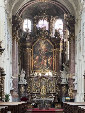 PRAG, CZECH REPUBLIC - 8 Temmuz 2022 'de Çek Cumhuriyeti' nin Prag kentindeki Charles Köprüsü 'ndeki St. Salvator Kilisesi.