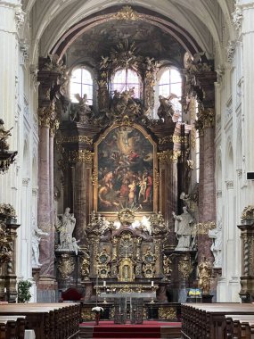 PRAG, CZECH REPUBLIC - 8 Temmuz 2022 'de Çek Cumhuriyeti' nin Prag kentindeki Charles Köprüsü 'ndeki St. Salvator Kilisesi.