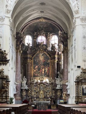 PRAG, CZECH REPUBLIC - 8 Temmuz 2022 'de Çek Cumhuriyeti' nin Prag kentindeki Charles Köprüsü 'ndeki St. Salvator Kilisesi.