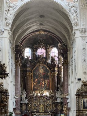 PRAG, CZECH REPUBLIC - 8 Temmuz 2022 'de Çek Cumhuriyeti' nin Prag kentindeki Charles Köprüsü 'ndeki St. Salvator Kilisesi.