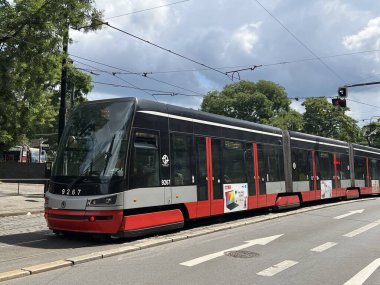 PRAG, CZECH CUBLIC - 7 Temmuz 2022 'de Çek Cumhuriyeti Prag' da Tramvay.