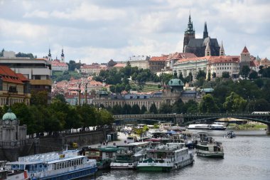 PRAG, CZECH REPUBLIC - 8 Temmuz 2022 'de Çek Cumhuriyeti' nin Prag kentindeki Vltava Nehri 'nden şehrin görüntüsü.