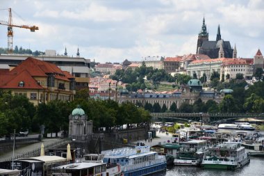 PRAG, CZECH REPUBLIC - 8 Temmuz 2022 'de Çek Cumhuriyeti' nin Prag kentindeki Vltava Nehri 'nden şehrin görüntüsü.