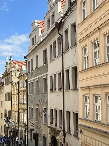 PRAG, CZECH REPUBLIC - 8 Temmuz 2022 'de Çek Cumhuriyeti Prag Şatosu' ndaki Eski Kale Merdivenleri.