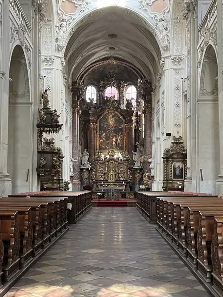 PRAG, CZECH REPUBLIC - 8 Temmuz 2022 'de Çek Cumhuriyeti' nin Prag kentindeki Charles Köprüsü 'ndeki St. Salvator Kilisesi.