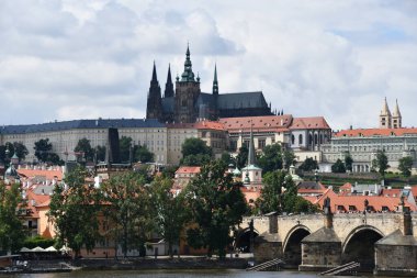PRAG, CZECH REPUBLIC - 8 Temmuz 2022 'de Çek Cumhuriyeti' nin Prag kentindeki Vltava Nehri 'nden şehrin görüntüsü.