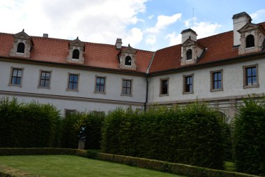 PRAG, CZECH REPUBLIC - 8 Temmuz 2022 'de Çek Cumhuriyeti Prag' daki Wallenstein Sarayı Bahçeleri.
